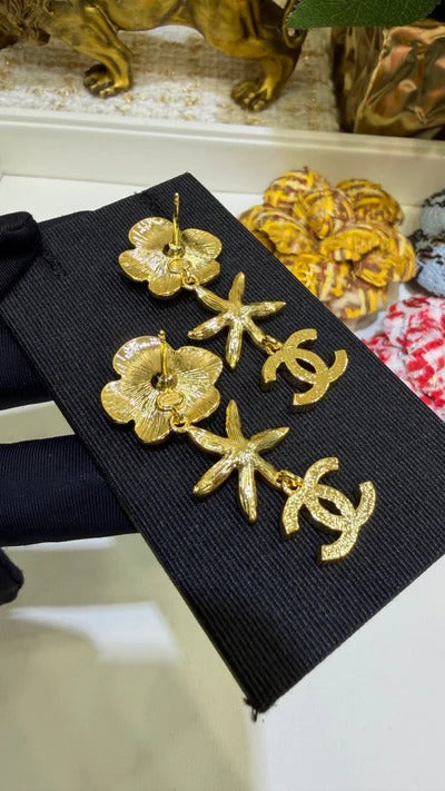 Boucles d'oreilles pendantes longues Chanel 2026 Fleur émaillée Double C dorée