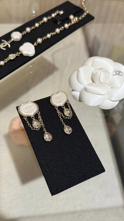 Boucles d'oreilles Chanel Cloud Double C en résine, doubles larmes de cristal, pampilles chaîne dorée claire