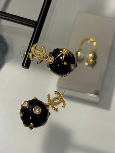Boucles d'oreilles Chanel 2026 en émail bleu profond, sphère, strass, étoile, double C, univers, planète