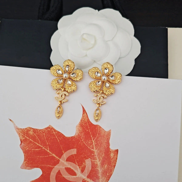 Boucles d'oreilles en or avec double C et fleurs en diamant