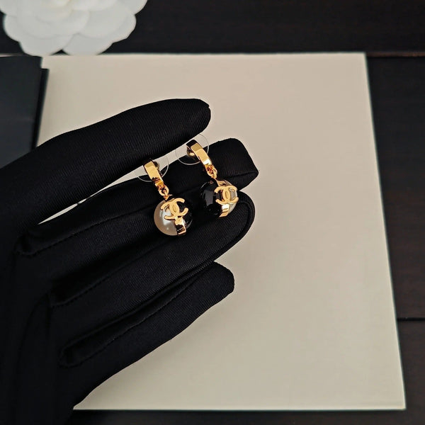 CC Double C Boucles d'oreilles boule noires et blanches or