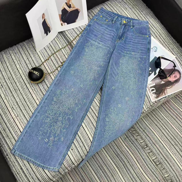 Jean droit Chanel 2026 avec logo double C et ornements en strass