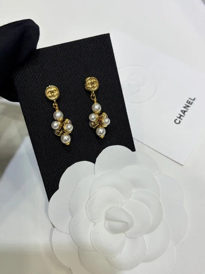 Boucles d'oreilles Chanel 2026 en argent, double C et fleurs de perles