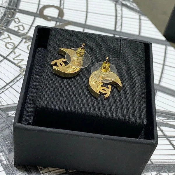 Boucles d'oreilles lune double C émail noir entièrement incrustées de diamants