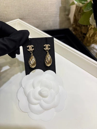 Boucles d'oreilles Chanel 2026 en or, entièrement pavées de diamants, double C, trèfle porte-bonheur et cristaux