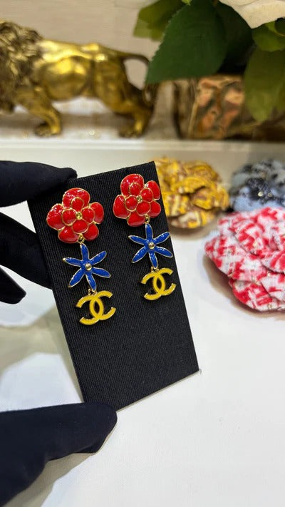 Boucles d'oreilles pendantes longues Chanel 2026 Fleur émaillée Double C dorée