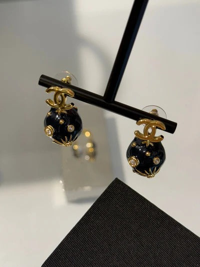 Boucles d'oreilles Chanel 2026 en émail bleu profond, sphère, strass, étoile, double C, univers, planète