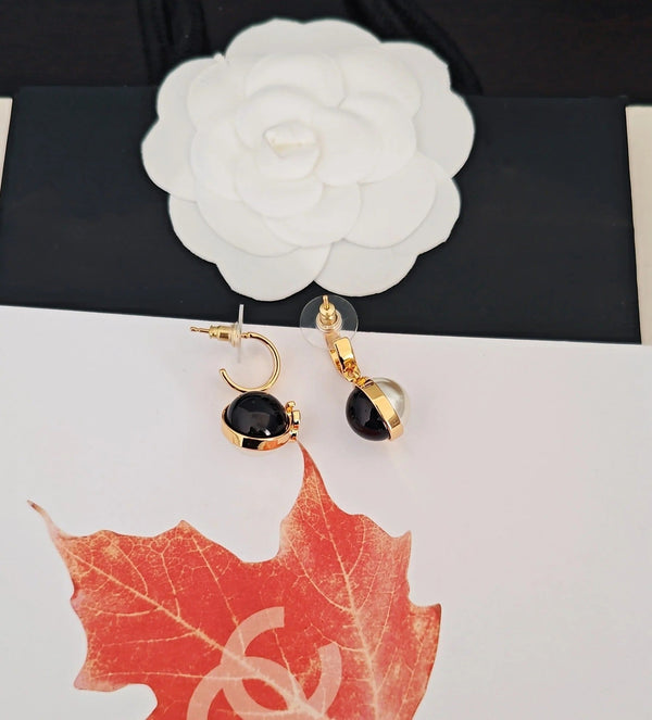 CC Double C Boucles d'oreilles boule noires et blanches or