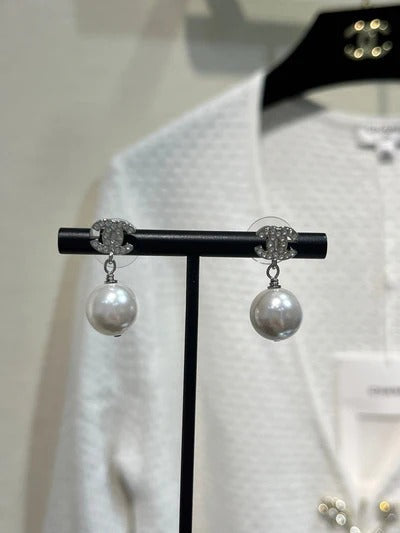 Boucles d'oreilles pendantes Chanel 2026 double C entièrement serties de diamants et de perles