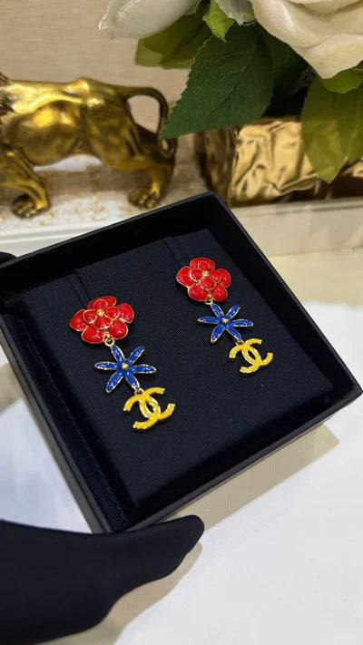 Boucles d'oreilles pendantes longues Chanel 2026 Fleur émaillée Double C dorée