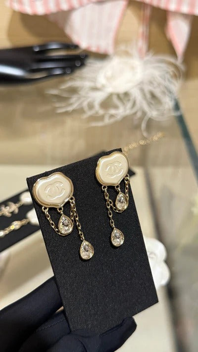 Boucles d'oreilles Chanel Cloud Double C en résine, doubles larmes de cristal, pampilles chaîne dorée claire
