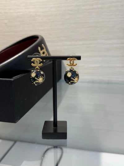 Boucles d'oreilles Chanel 2026 en émail bleu profond, sphère, strass, étoile, double C, univers, planète