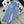 Jean droit Chanel 2026 avec logo double C et ornements en strass