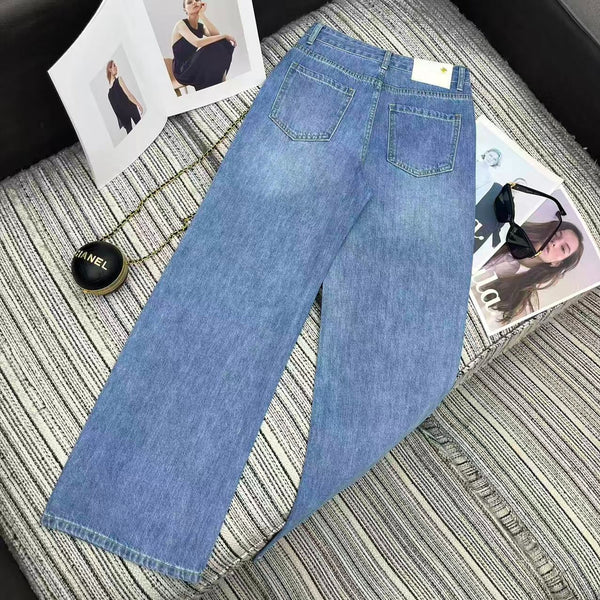 Jean droit Chanel 2026 avec logo double C et ornements en strass