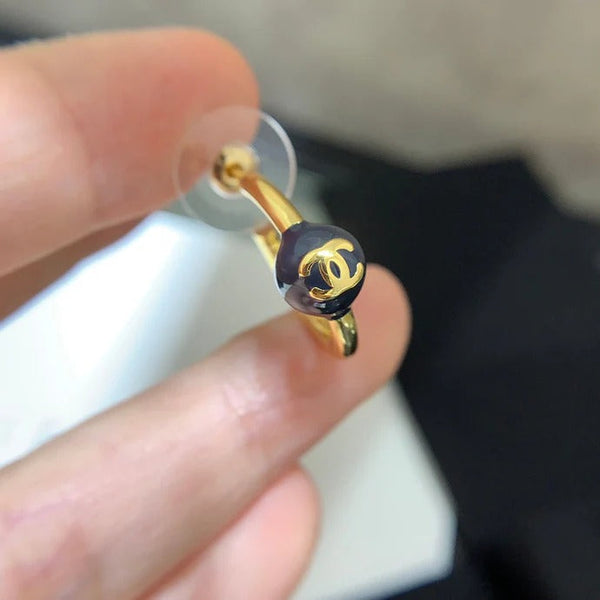 Boucles d'oreilles créoles doubles C à bille en émail bleu marine Chanel 2026