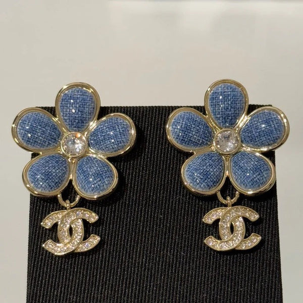 Boucles d'oreilles CC 2026 en émail denim fleur cristal doré clair et diamant