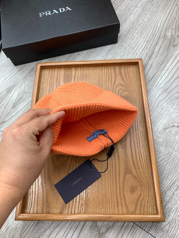 BEANIIE HAT IN CARROT ORANGE WOOL 335036
