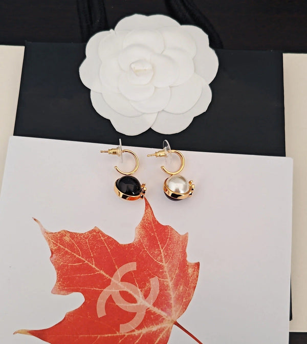 CC Double C Boucles d'oreilles boule noires et blanches or