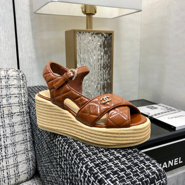 SANDALI PEEP-TOE CON SUOLA SPESSA IN PELLE DI AGNELLO VERNICIATA MARRONE PERÙ