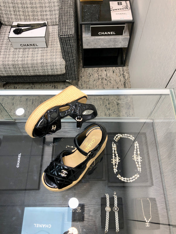 PEEP-TOE THICK SOLE SANDALS IN BLACK PATENT LAMBSKIN
