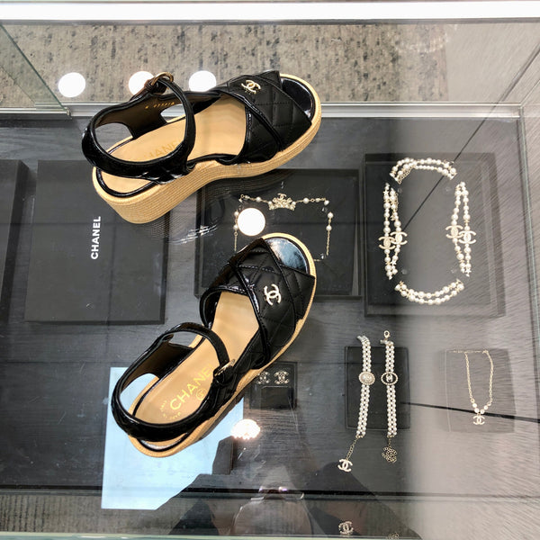 PEEP-TOE THICK SOLE SANDALS IN BLACK PATENT LAMBSKIN