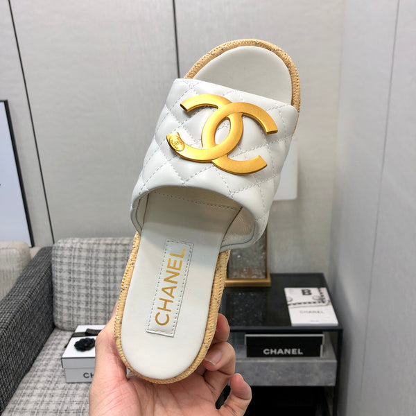 THICK SOLE WEDGE SLIPPERS IN WHITE LAMBSKIN AND BEIGE RUBBER