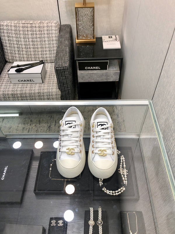 SNEAKER CASUAL IN PELLE DI AGNELLO BIANCA CON LOGO ORO