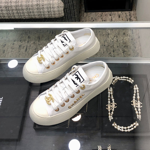 SNEAKER CASUAL IN PELLE DI AGNELLO BIANCA CON LOGO ORO
