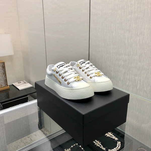 SNEAKER CASUAL IN PELLE DI AGNELLO BIANCA CON LOGO ORO