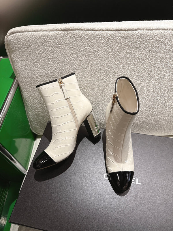 Chanel 2025𝐒𝐒 High Heeled Ankle Boots Cream and Black Glossy Leather 507546