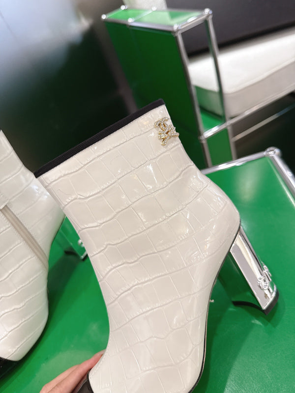 Chanel 2025𝐒𝐒 High Heeled Ankle Boots Cream and Black Glossy Leather 507546