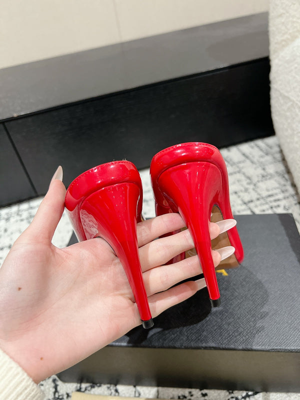 Alaia 25 Azzedine Mules con tacco alto e dettagli dorati in pelle di vitello rossa 293187
