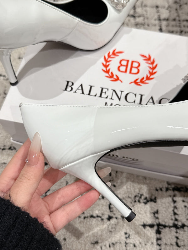 DÉCOLLETÉ A PUNTA IN VITELLO VERNICIATO BIANCO CON FIBBIA CON CRISTALLI