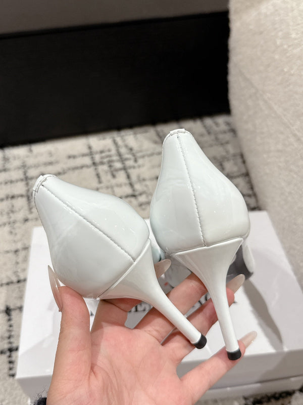 DÉCOLLETÉ A PUNTA IN VITELLO VERNICIATO BIANCO CON FIBBIA CON CRISTALLI