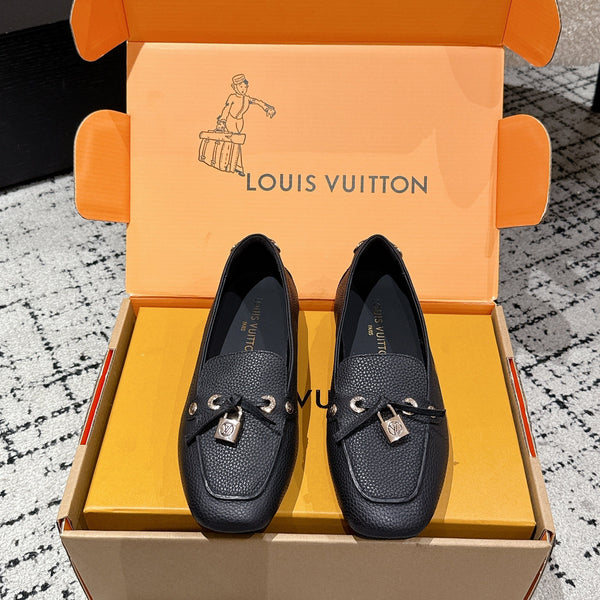 Mocassini con suola piatta LV in pelle di vacchetta nera 383377