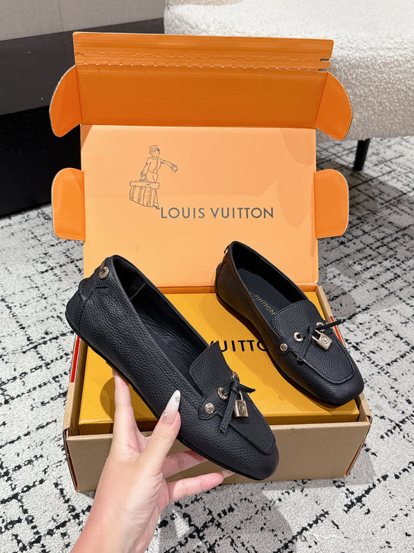 Mocassini con suola piatta LV in pelle di vacchetta nera 383377
