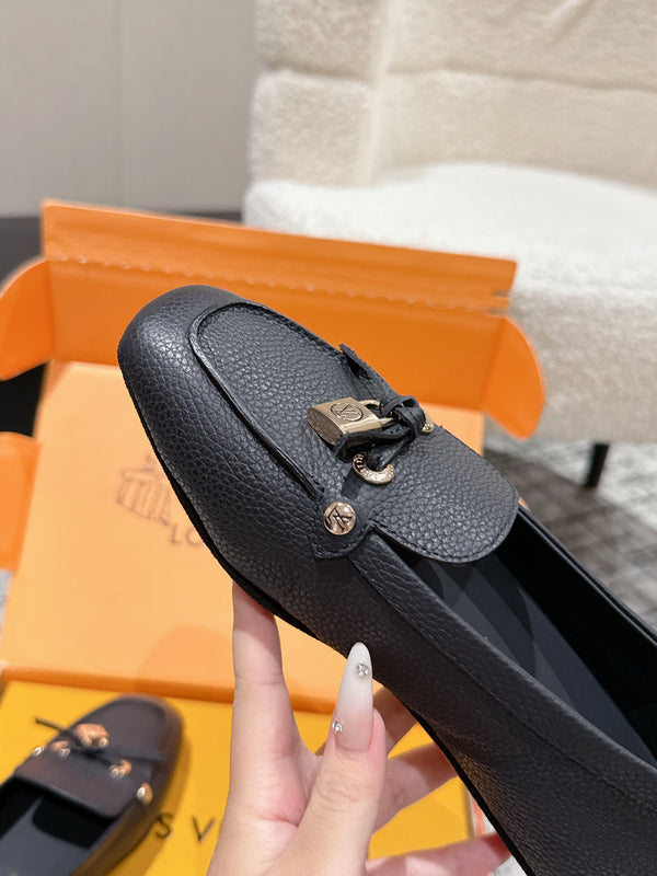 Mocassini con suola piatta LV in pelle di vacchetta nera 383377