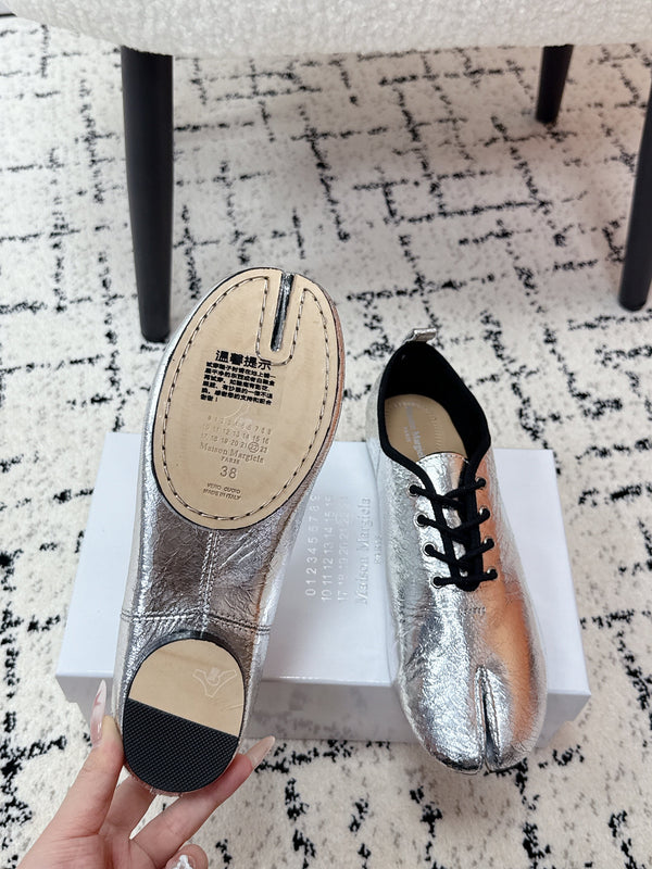 MM Tabi 6-Point Toe Lace-up Shoes Sliver Metalic Calfskin 558425