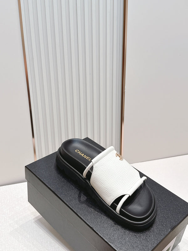 CC Flat Slip-on Sandals White Grain Leather 798336