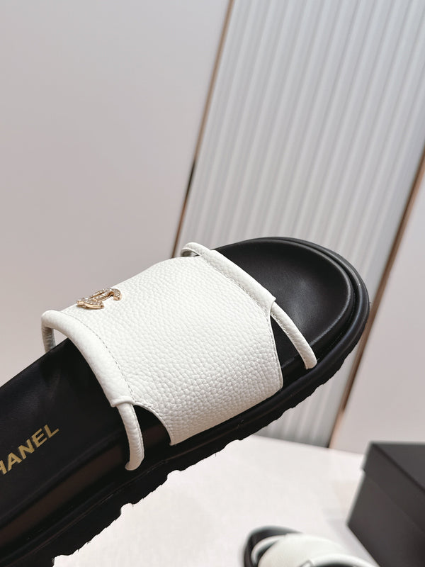 CC Flat Slip-on Sandals White Grain Leather 798336