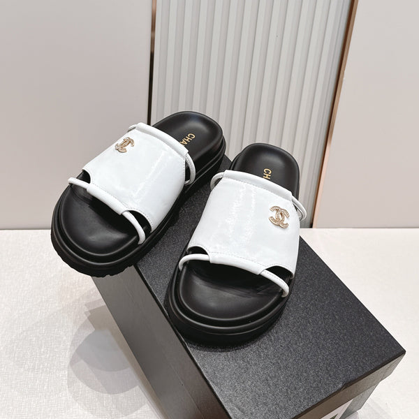 CC Flat Slip-on Sandals White Glossy Leather 798342
