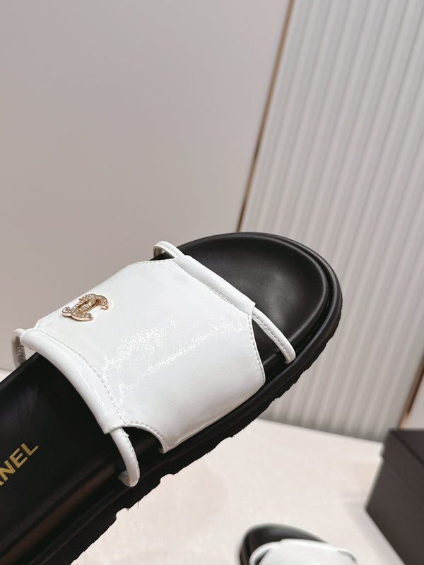 CC Flat Slip-on Sandals White Glossy Leather 798342