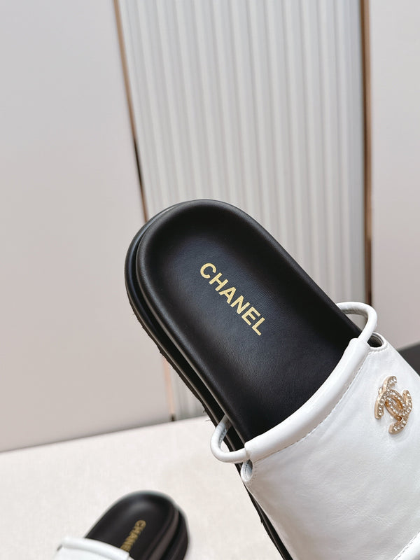 CC Flat Slip-on Sandals White Glossy Leather 798342