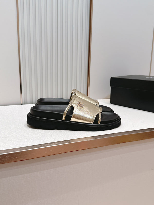 CC Flat Slip-on Sandals Gold Glossy Leather 798339
