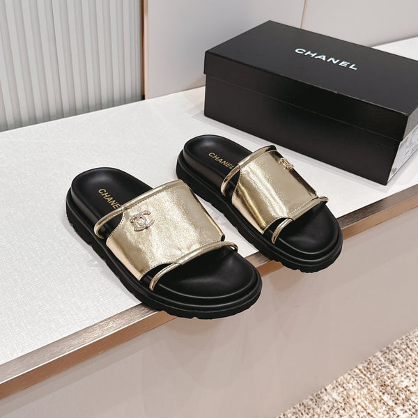 CC Flat Slip-on Sandals Gold Glossy Leather 798339