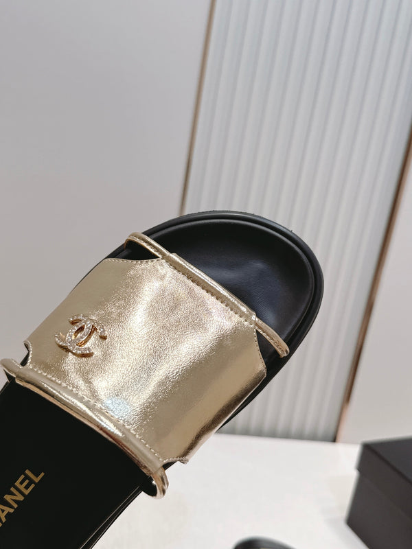 CC Flat Slip-on Sandals Gold Glossy Leather 798339