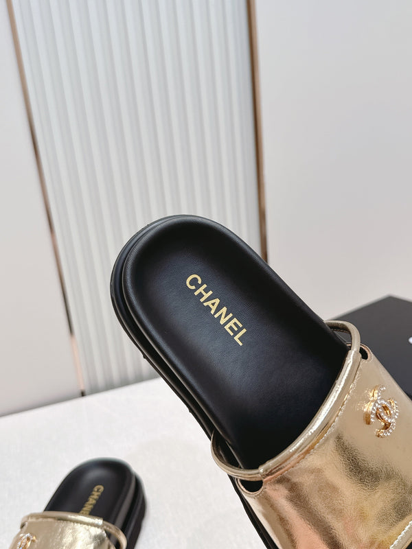 CC Flat Slip-on Sandals Gold Glossy Leather 798339