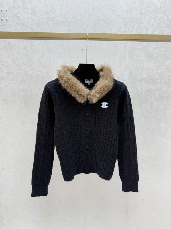 Chanel Cardigan à capuche en maille orné de plumes, manches longues, Laine, 2025 Réf. 716356