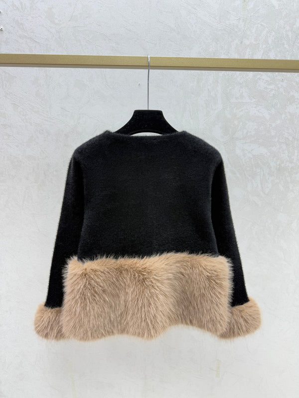 Cardigan Chanel 2025 en laine blanche et noire bordé de fausse fourrure