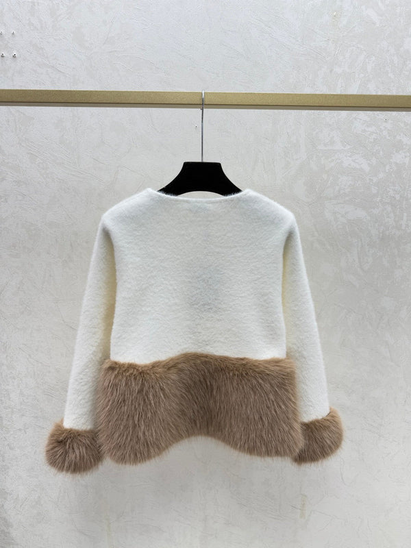 Cardigan Chanel 2025 en laine blanche et noire bordé de fausse fourrure